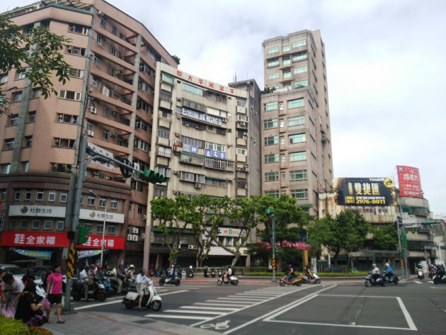 地下道の永楽国小出口前の横断歩道を渡り、振り返って撮影した風景